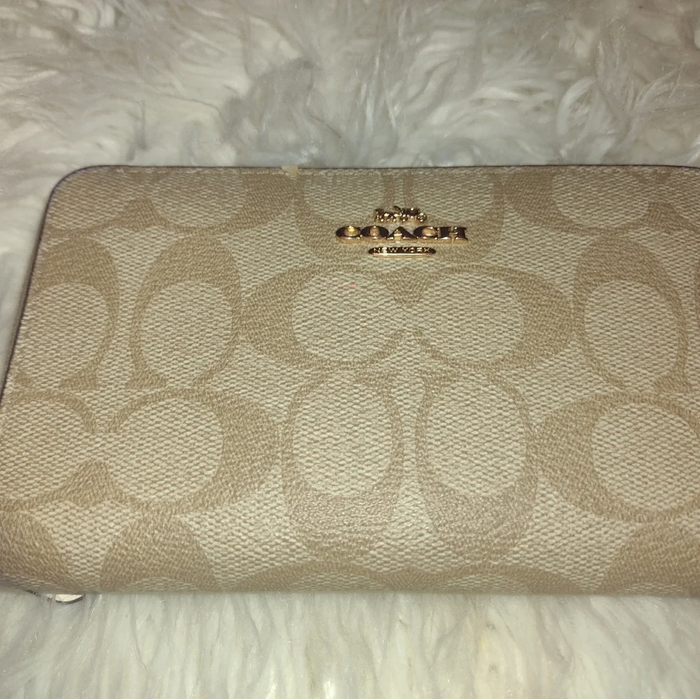 Coach Tan Wallet. - Picture 5 of 5
